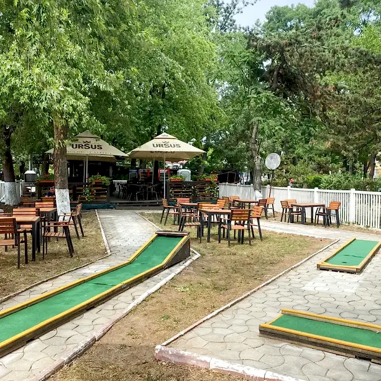 mini golf Bucuresti - minigolf-cafe.ro